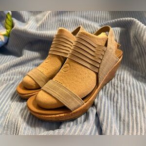 Skechers Luxe Foam Beverlee Smitten 2.5”Wedge Cork Sandals 8 Taupe color